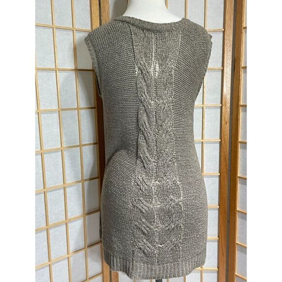 Cyrus Med Sleeveless Sweater â - Picture 13 of 13